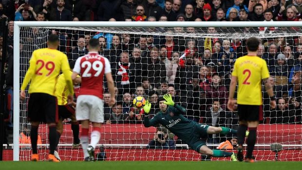 Petr Cech mampu membendung penalti yang dilakukan oleh Troy Deeney.