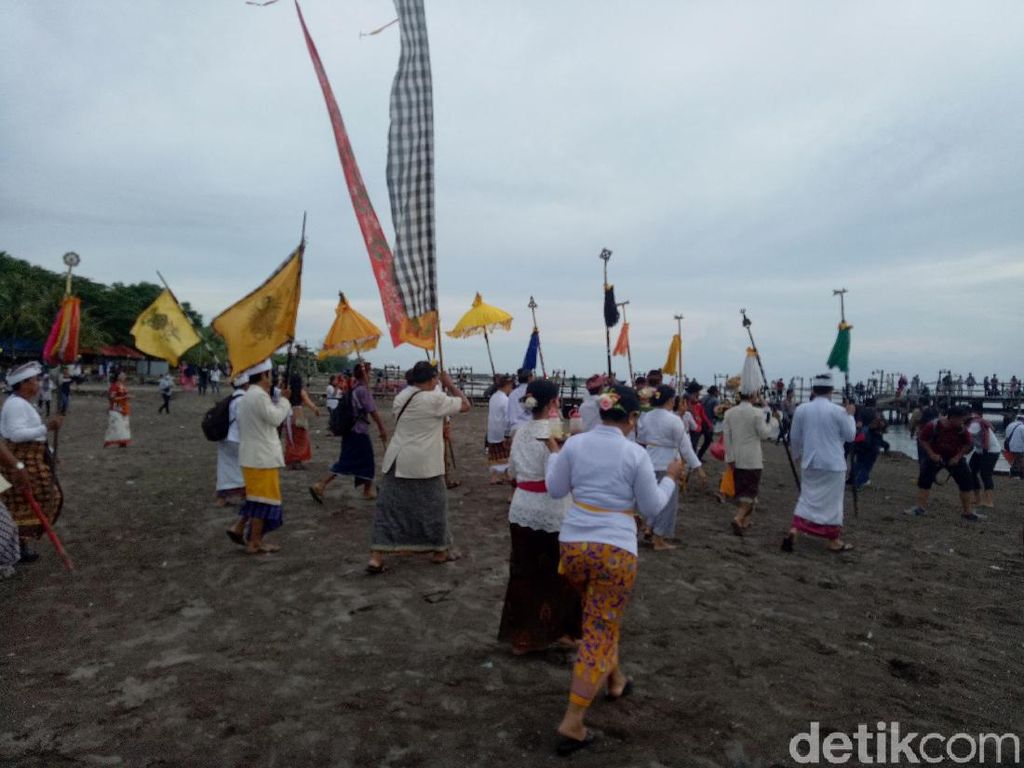 Upacara Melasti, Umat Hindu di Makassar Padati Pantai Akkarena