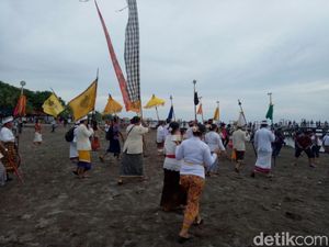 Upacara Melasti, Umat Hindu di Makassar Padati Pantai Akkarena Upacara Melasti, Umat Hindu di Makassar Padati Pantai Akkarena