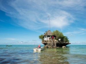 Memandang Samudra Hindia Sambil Makan Seafood di Restoran Atas Batu Karang