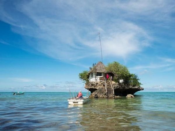 Memandang Samudra Hindia Sambil Makan Seafood di Restoran Atas Batu Karang
