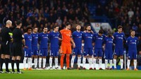 Chelsea mengawali laga menjamu Palace di Stamford Bridge dengan momen mengheningkan cipta sebagai tanda berkabung atas berpulangnya Derek Saunders, mantan pemain The Blues yang meninggal dunia. (Foto: Clive Rose/Getty Images)