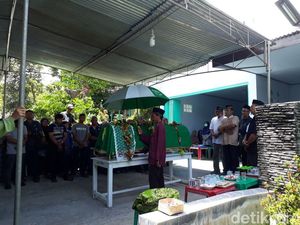 Suasana Duka Mengiringi Pemakaman Korban Kecelakaan Tank Di Purworejo Suasana Duka Mengiringi Pemakaman Korban Kecelakaan Tank Di Purworejo