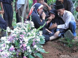 Video Tangis Haru Keluarga saat Pratu Randi Dikebumikan