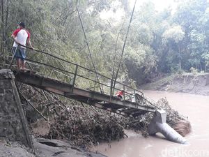 Luapan 2 Waduk di Madiun juga Robohkan Jembatan di Ngawi