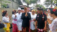 Potret Anies dan Istri Ikut Upacara Melasti di Pura Segara Cilincing