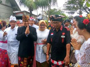 Potret Anies dan Istri Ikut Upacara Melasti di Pura Segara Cilincing