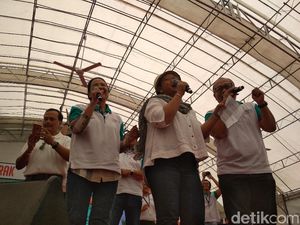 Duet Rini-Retno Goyang TKI di Singapura