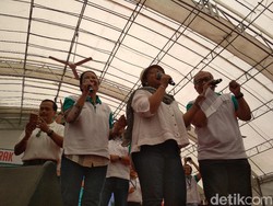 Duet Rini-Retno Goyang TKI di Singapura