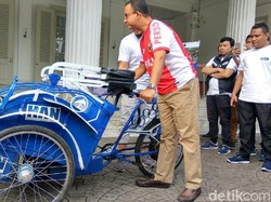 Anies: Tak Ada UU yang Larang Warga Jadi Tukang Becak