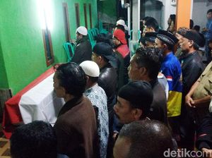 Momen Tangis Haru saat Jenazah Pratu Randi Suryadi Tiba di Rumah Duka Momen Tangis Haru saat Jenazah Pratu Randi Suryadi Tiba di Rumah Duka