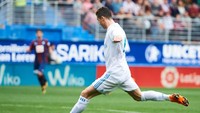 Ronaldo kemudian mencatatkan nama di papan skor di menit ke-34 untuk membawa Madrid unggul 1-0. (Foto: Juan Manuel Serrano Arce/Getty Images)
