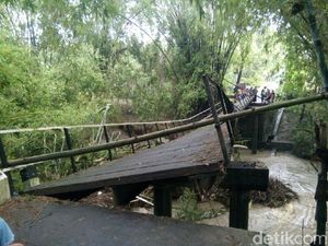 2 Waduk di Madiun Meluap, Jembatan Miring Diterjang Arus Deras