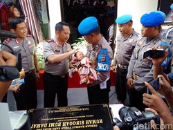 Momen Kapolri Jenguk Bayi Tito Karnavian, Anak Asuh Polisi di Yogya