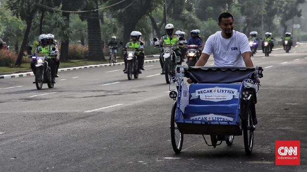 Politisi Partai Amanat Nasional (PAN) Ahmad Hanafi Rais, menyerahkan becak yang dimodifikasi menjadi becak listrik kepada Gubernur DKI Jakarta Anies Baswedan di Balaikota, Jakarta 11 Maret 2018. Becak tersebut mampu membawa bebas maksimal 250 kg dan dapat dipacu sampai 25 km/jam.