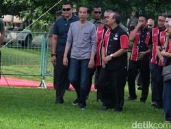 Tampil Kasual, Jokowi Hadiri Festival Burung di Kebun Raya Bogor