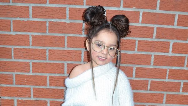 Inaya, si Gadis Kecil yang Pintar Bergaya