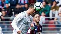 Di menit ke-84, Ronaldo beraksi lagi dengan menjebol gawang Eibar. Kali ini lewat sundulan keras. (Foto: Juan Manuel Serrano Arce/Getty Images)