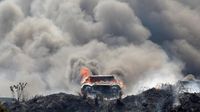 Kepulan Asap Hitam Membubung dari Deretan Mobil yang Disita Polisi