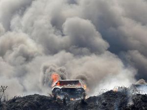 Kepulan Asap Hitam Membubung dari Deretan Mobil yang Disita Polisi
