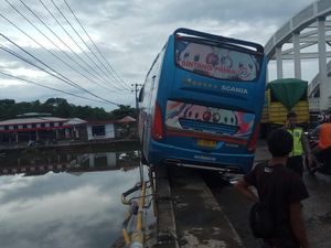 Sopir Ngantuk, Bus di Maros Nangkring Mengerikan di Bibir Jembatan