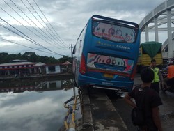 Sopir Ngantuk, Bus di Maros Nangkring Mengerikan di Bibir Jembatan