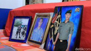 Foto: Suasana Haru di Rumah Duka Pratu Randi
