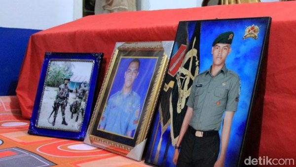 Foto: Suasana Haru di Rumah Duka Pratu Randi