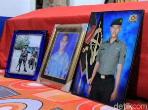 Foto: Suasana Haru di Rumah Duka Pratu Randi