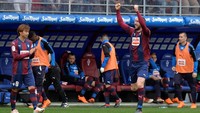 Lima menit memasuki babak kedua, Eibar memperkecil ketinggalan melalui gol dari Ivan Ramis. Tapi gol itu pada prosesnya cuma jadi hiburan buat tuan rumah. (Foto: Vincent West/Reuters)