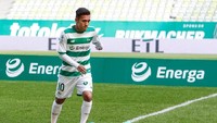 Usai diperkenalkan, Egy diberi kesempatan untuk beraksi di atas rumput Stadion Energa. (Foto: Lechia.pl)