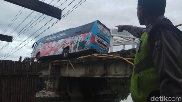 Roda Kiri Nggantung, Bus di Maros Ini Nangkring Mengerikan di Jembatan