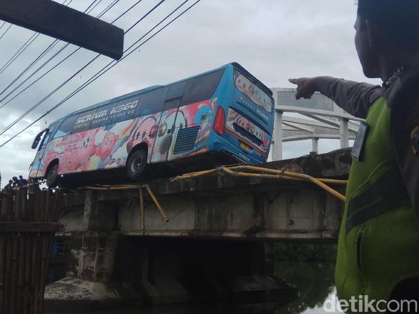 Roda Kiri Nggantung, Bus di Maros Ini Nangkring Mengerikan di Jembatan