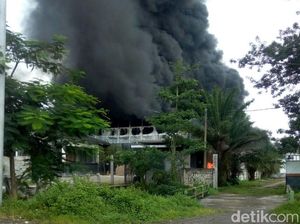 Pabrik Plastik di Pasuruan Terbakar, Asap Pekat Membubung Tinggi