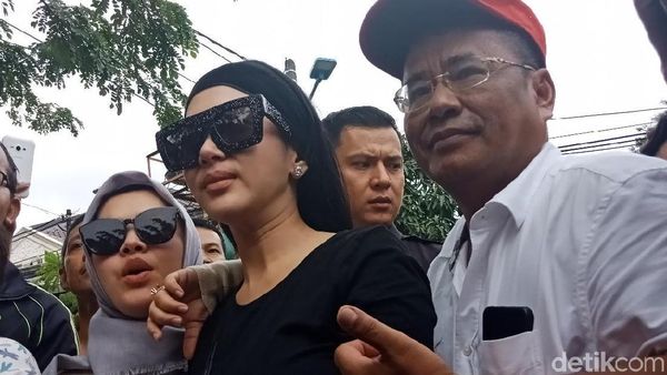 Didampingi Hotman, Syahrini Bicara Soal Foto di Bahu Jalan Tol