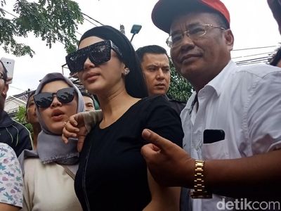 Didampingi Hotman, Syahrini Bicara Soal Foto di Bahu Jalan Tol