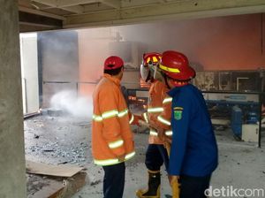 Padam, Satu Dari Tiga Gudang Pabrik Plastik di Pasuruan Ludes Padam, Satu Dari Tiga Gudang Pabrik Plastik di Pasuruan Ludes