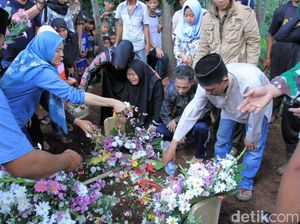 Pemakaman Pratu Randi Korban Tank, Ibunda: Jangan Tinggalkan Mama Pemakaman Pratu Randi Korban Tank, Ibunda: Jangan Tinggalkan Mama