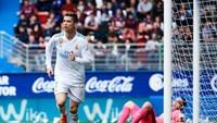 Dalam tiga laga terakhirnya di La Liga, Ronaldo rutin mencetak sepasang gol. Total ia sudah mengoleksi 18 gol di La Liga musim ini, terpaut enam gol dari Lionel Messi (Barcelona) selaku top skorer sementara. (Foto: Juan Manuel Serrano Arce/Getty Images)