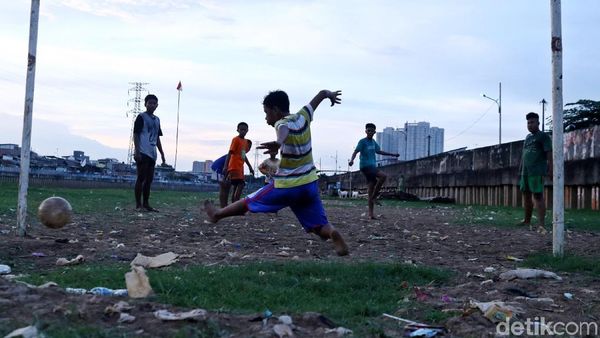 Serunya Main Sepakbola di Pinggir Sungai