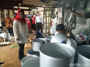 Puti Terkesan Keuletan Perajin Alat Dapur yang Eksis Sejak 1970-an