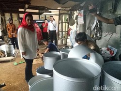 Puti Terkesan Keuletan Perajin Alat Dapur yang Eksis Sejak 1970-an