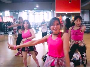 Foto: Deretan Selebriti yang Jaga Kebugaran Tubuh Lewat Zumba Foto: Deretan Selebriti yang Jaga Kebugaran Tubuh Lewat Zumba