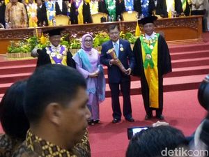 Jusuf Kalla Dianugerahi UNS Award Bidang Sosial dan Kemanusiaan Jusuf Kalla Dianugerahi UNS Award Bidang Sosial dan Kemanusiaan