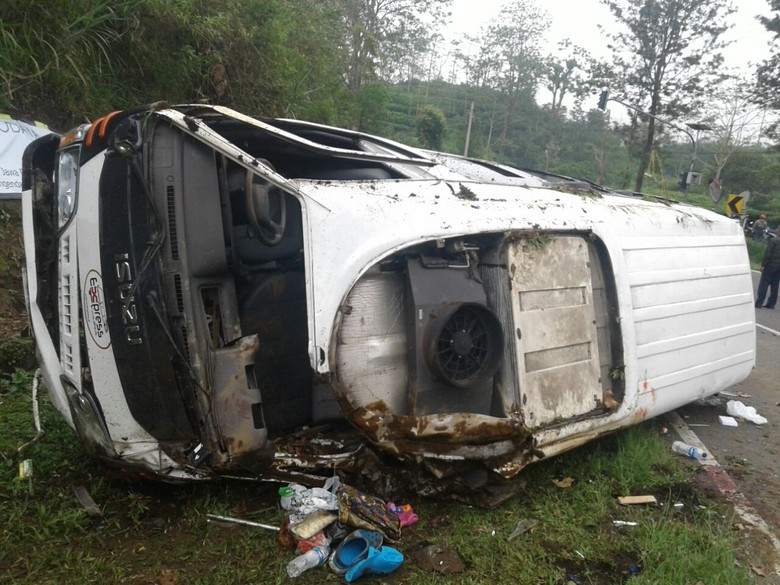 Mobil yang Terguling di Tanjakan Emen Minibus Travel