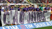 Sebelum kick-off, para pemain Fiorentina berbaris sambil memegang spanduk bertuliskan Ciao Davide. Foto: Gabriele Maltinti/Getty Images