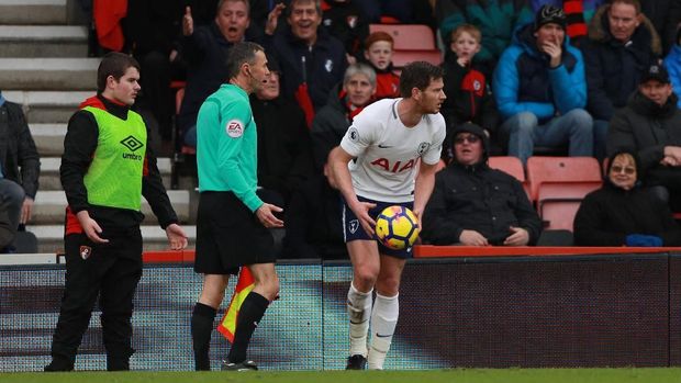 Jan Vertonghen sempat bersitegang dengan seorang anak gawang dalam laga Bournemouth kontra Tottenham Hotspur.