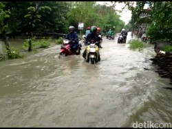 Jalan dan Tambak di Lamongan Terendam Banjir Luapan Bengawan Njero