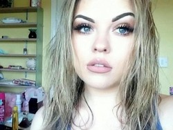 Jujur Banget, Wanita Cantik Ini Jelek-jelekkan Mobilnya di Iklan