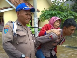 1.500 Warga Dievakuasi Akibat Banjir di Cirebon